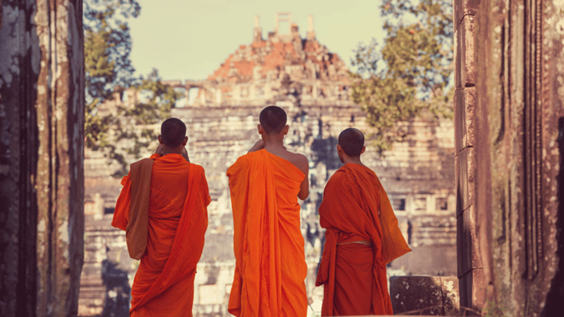 monks_at_baphoun_temple